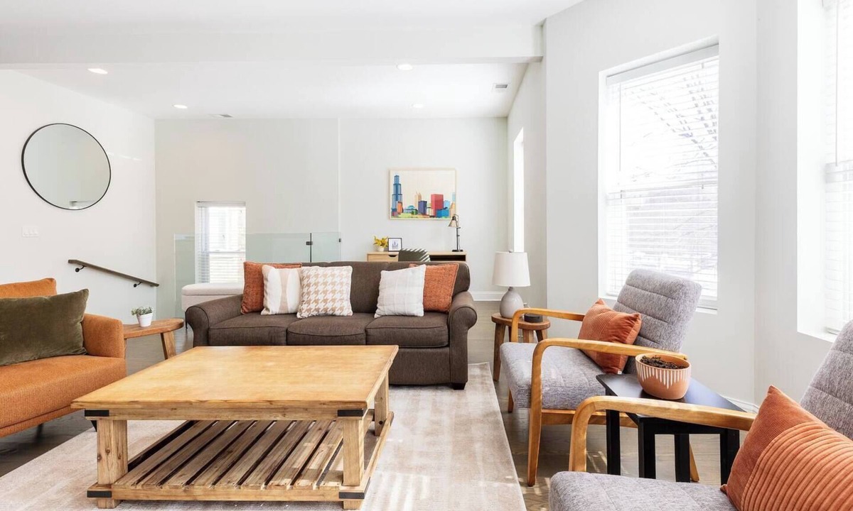 Edgewater Beach Apartment | Bright & Modern Apt | Steps to Lake, Train, Food