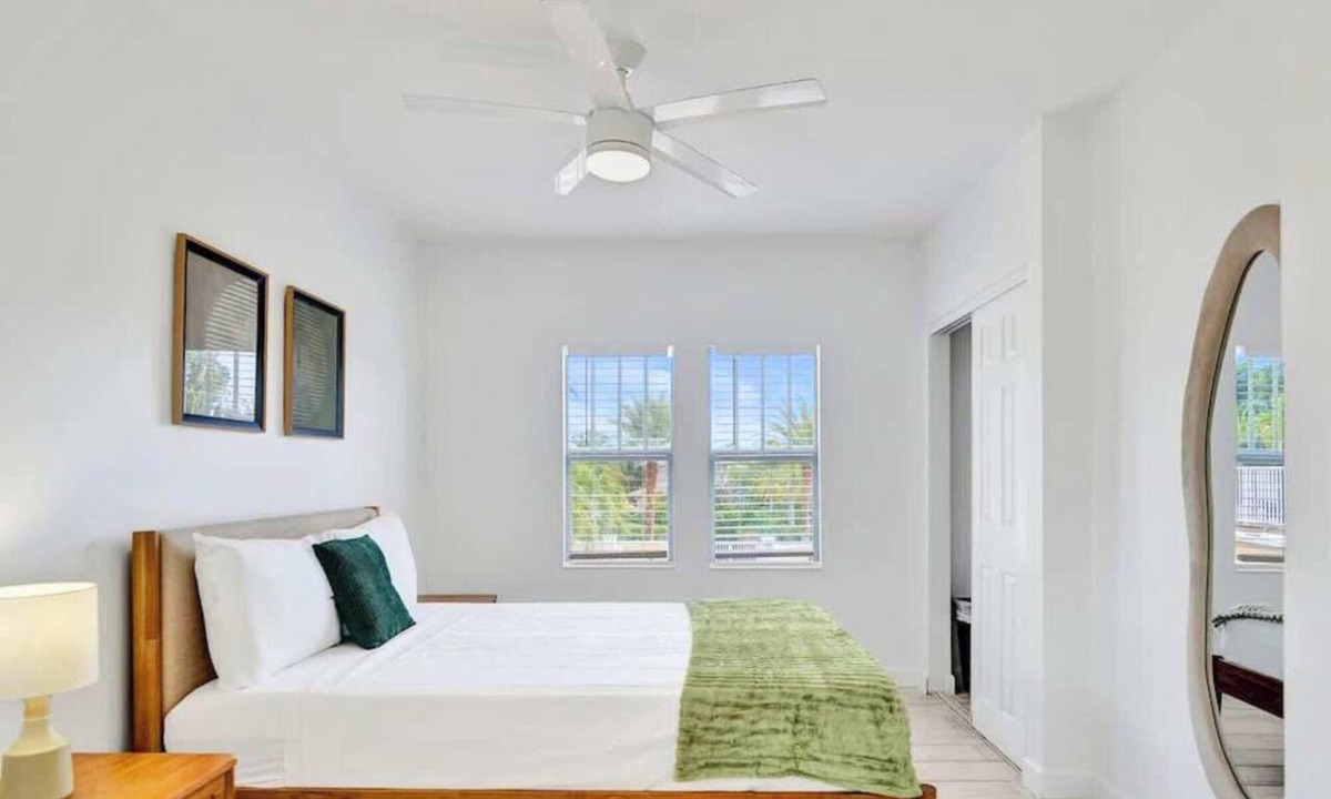 Mango Groves Apartment | Bright Upper-Level 1BR Retreat w/Balcony