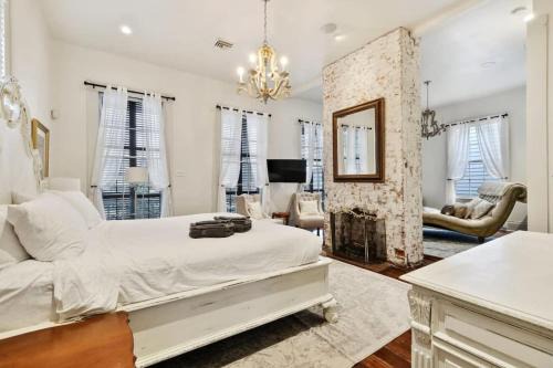 Lower Garden District Villa | Bright Villa w Heated Pool & Pool Table 5br 4ba