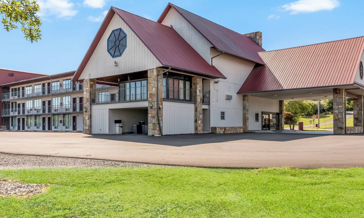 Dandridge Hotel | Bring the Family! Room Close to Parrot Mountain & Gardens Fun