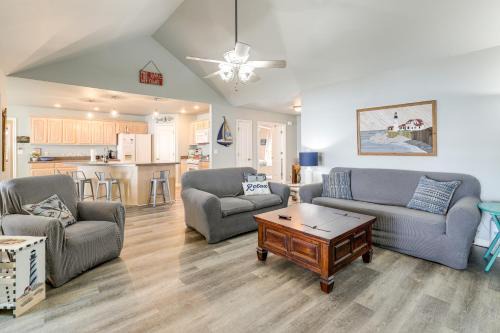 Grove House | Bring Your Boat! Lakefront Home w/Dock in Grove