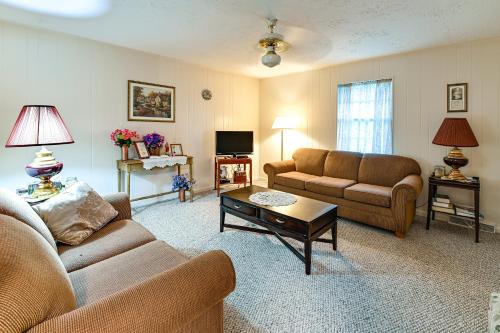 Manchester Apartment | Bring Your Pets! Walkable Retreat in Manchester