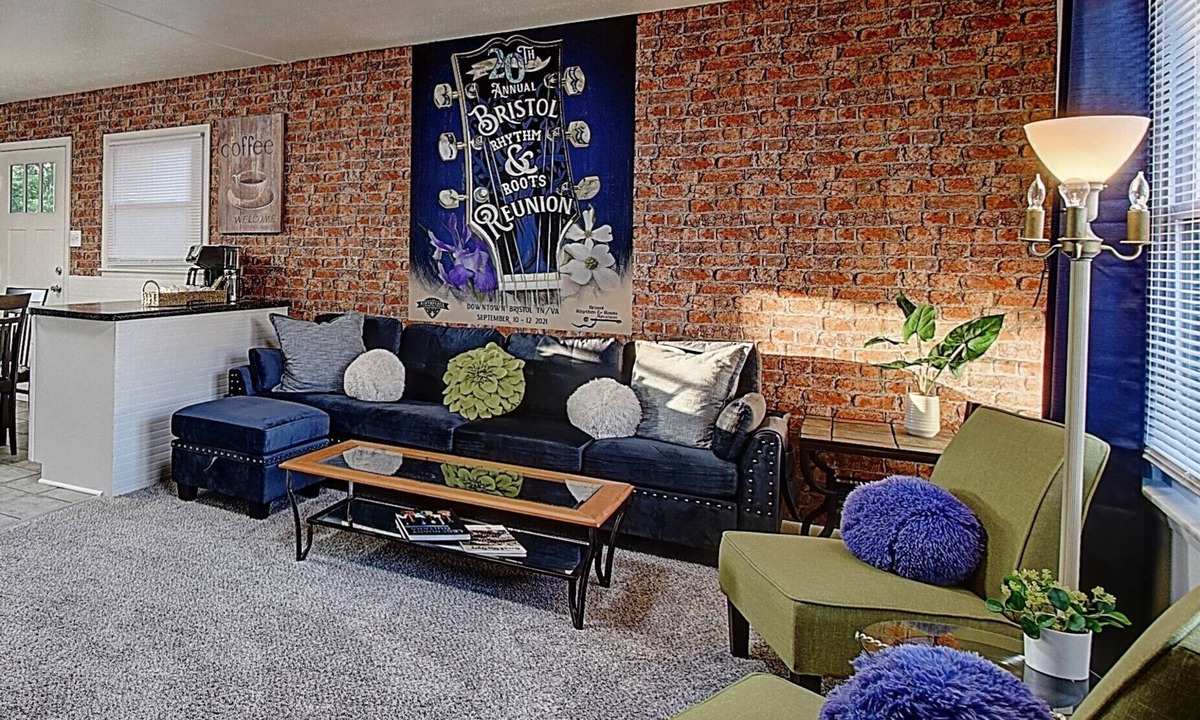 Bristol House | Bristol Music Cottage 3 Bedroom- Walk to State St