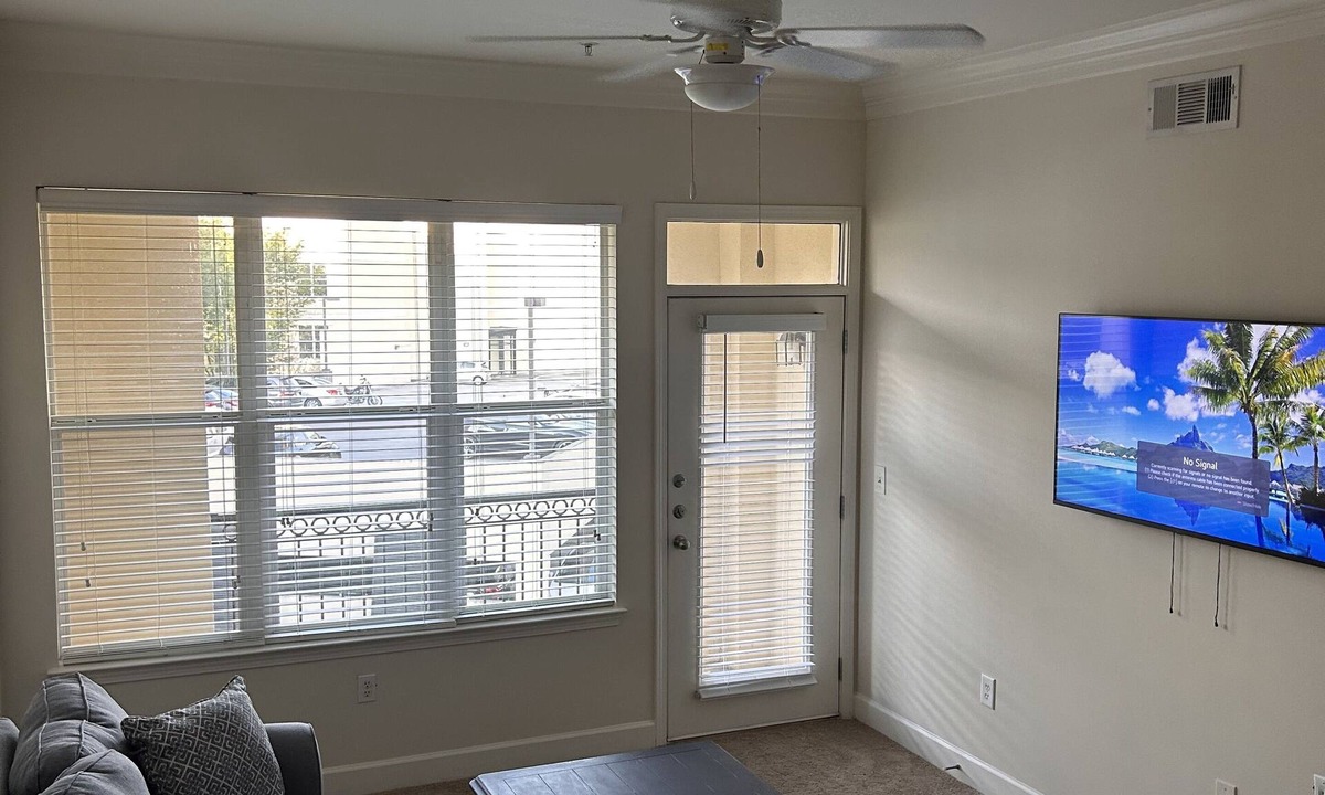 Ridgedale Park Apartment | BuckHead hide away is located in the heart of Buckhead Ga. W/deck, pool and gym