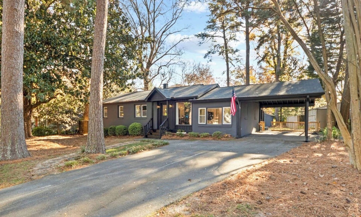 Buckhead House | Buckhead Private Retreat 1/2 Acre Fenced Back Yard