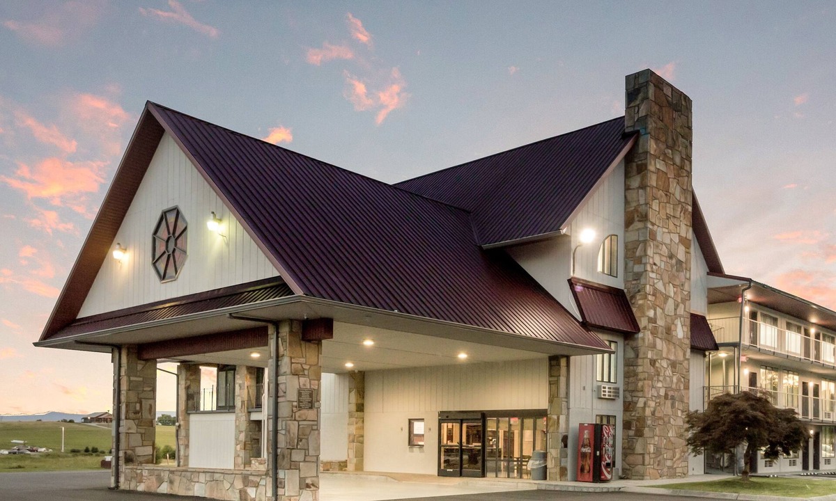 Dandridge Hotel | Budget-Friendly Stay Near Douglas Lake – Perfect for Adventure Seekers