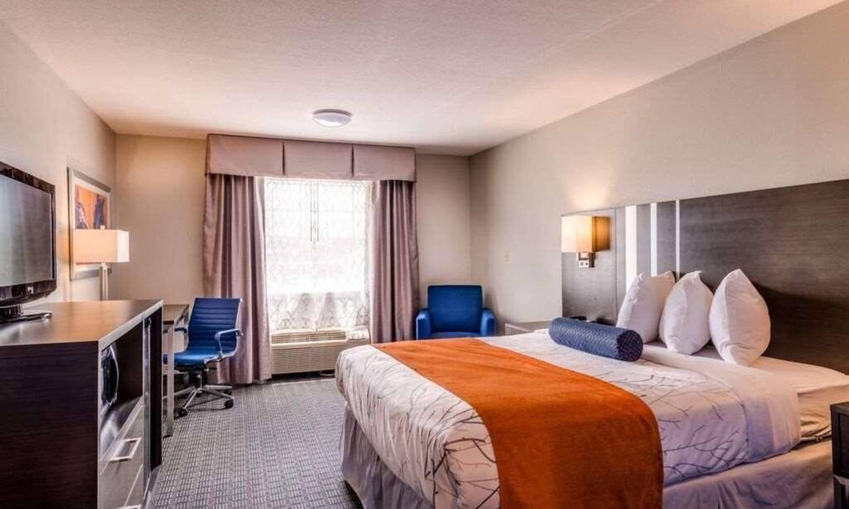 Lexington Hotel | Budget-Friendly Property, Pool, Free Breakfast, Free Parking