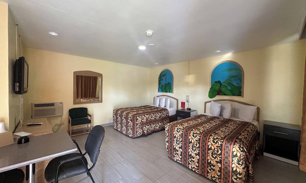 Daytona Beach Hotel | Budget-Friendly Room with 2 Queen Beds – Close to Daytona’s Best Attractions