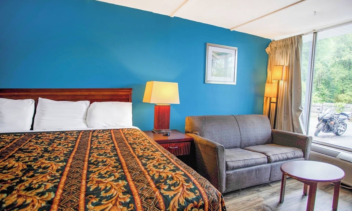 Kernersville Hotel | Budget-Friendly Stay: Comfy Room in the Heart of Kernersville
