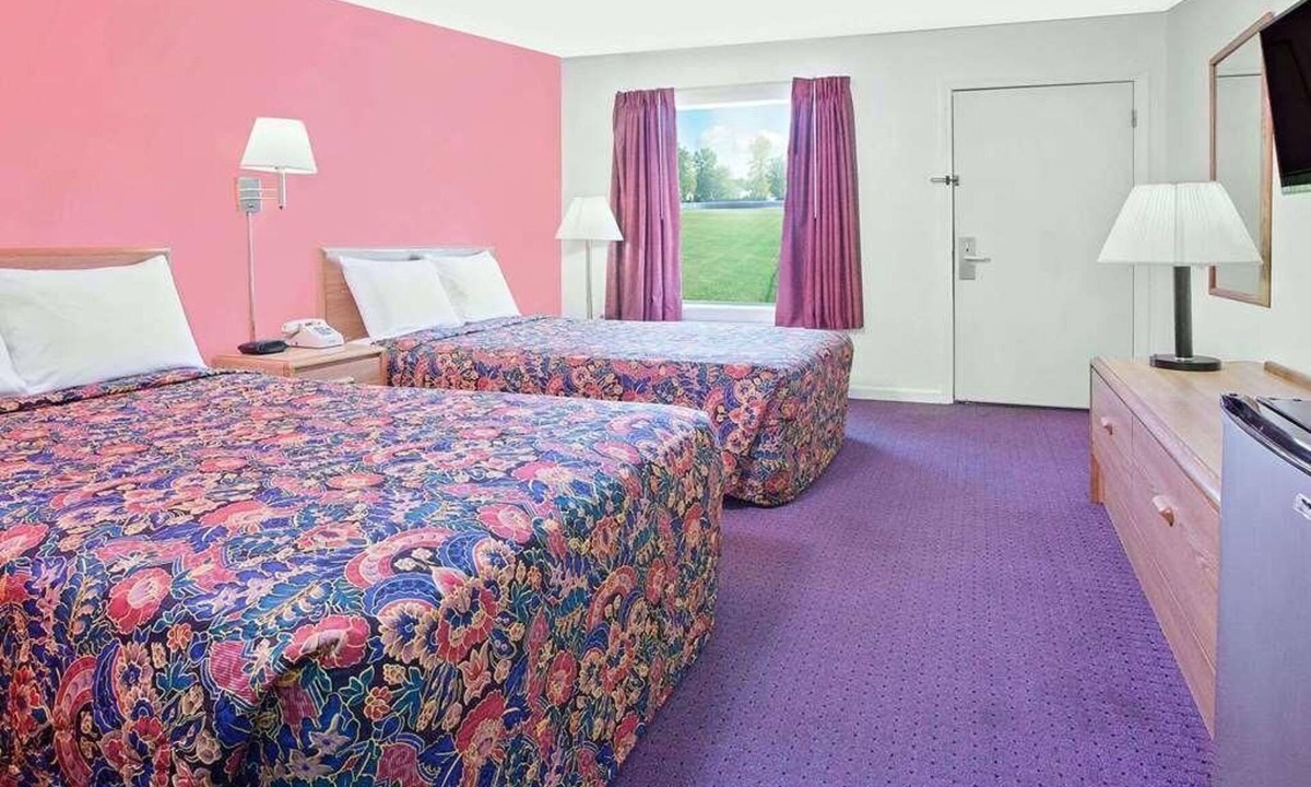 Muskogee Hotel | Budget-Friendly Stay at Knights Inn Muskogee! 4 Comfortable Units, Free Parking