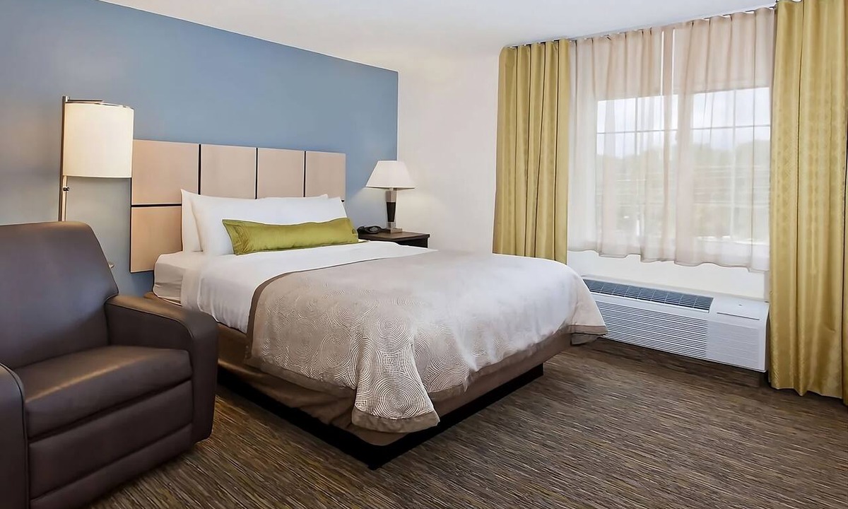 Ashley Oaks Hotel | Budget-friendly Suite with Kitchen just a short drive from McGhee Tyson Airport