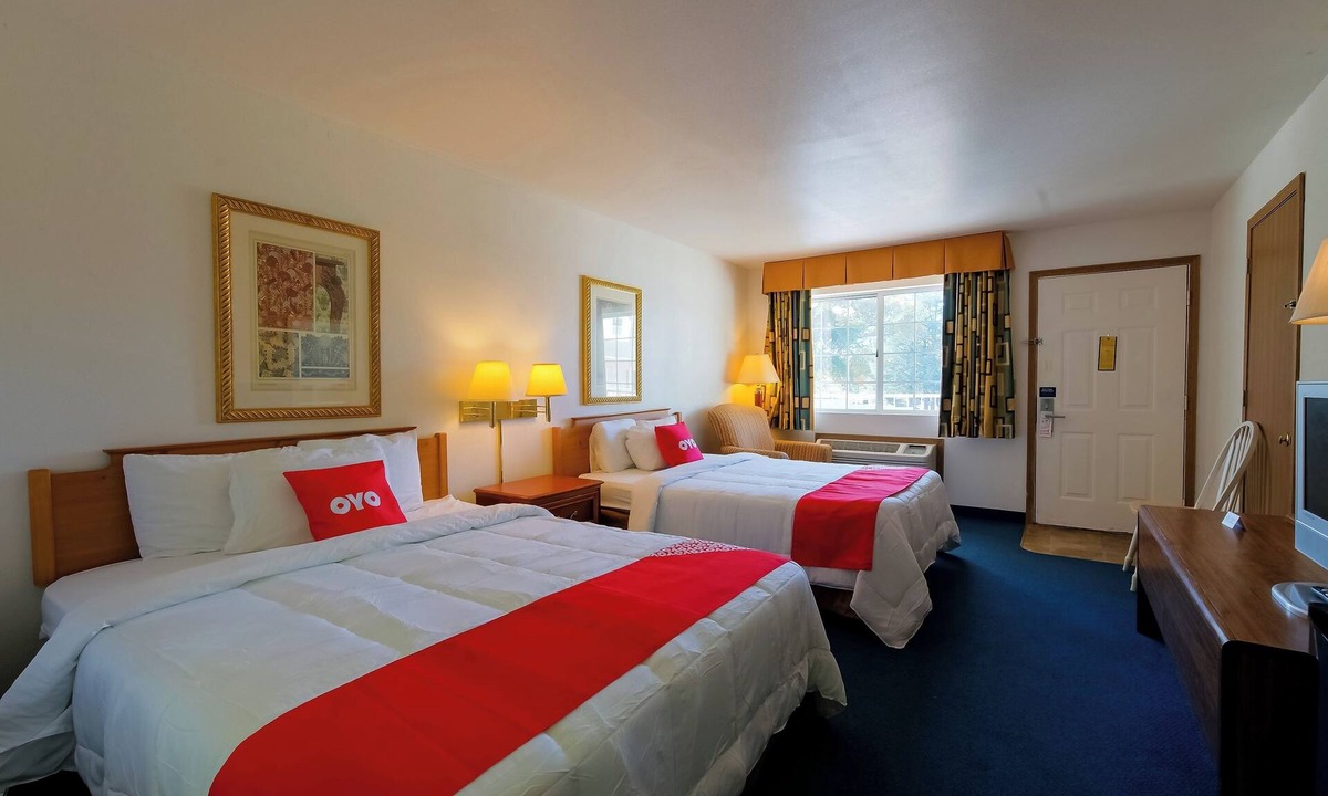 Eureka Springs Hotel | Budget-Friendly Getaway with Pool Near Historic Eureka Springs l 2 Rooms
