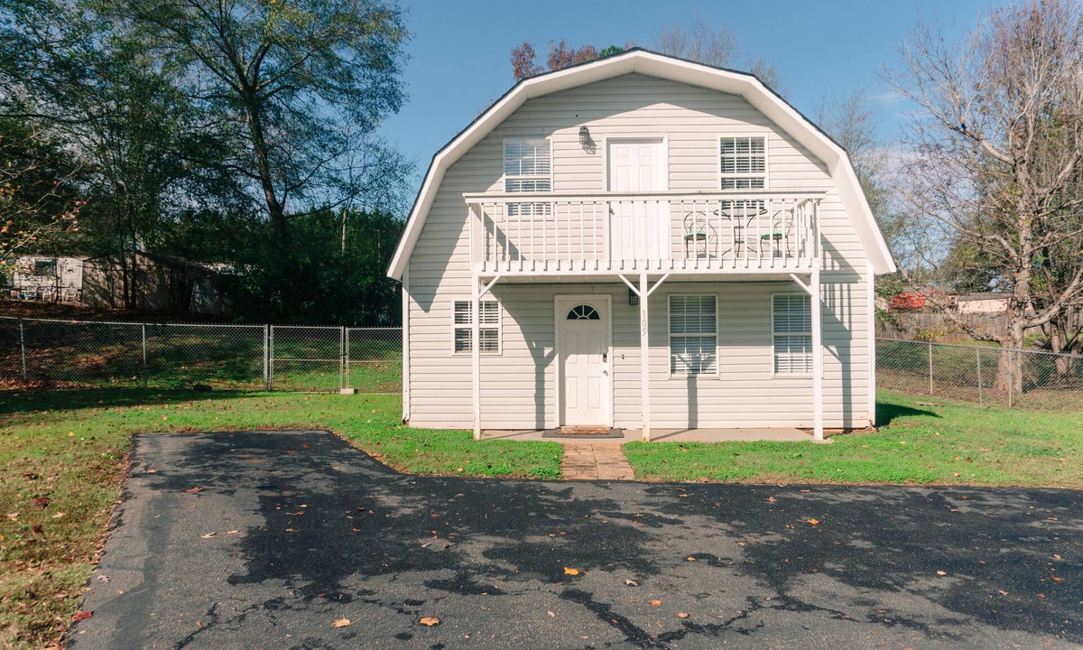 Arcadia House | Bungalow Home with EV charger - No Cleaning Fee
