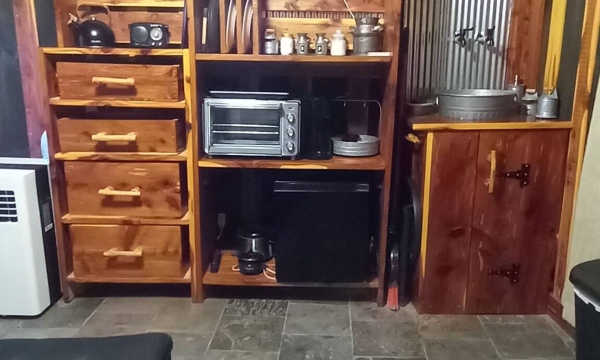 Elkland Cabin | Bunkhouse with AC at B Berry Farms & Co in Elkland, Mo