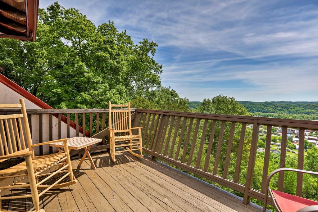 Burkesville Apartment | Burkesville Apt w/Deck, Views & Pool Access!