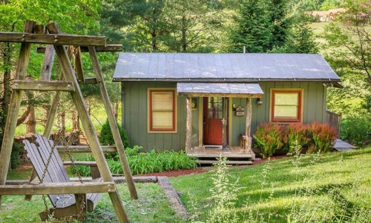Franklin Cottage | Butterfly Bungalow - Cozy Creekside Cottage in Peaceful Valley!