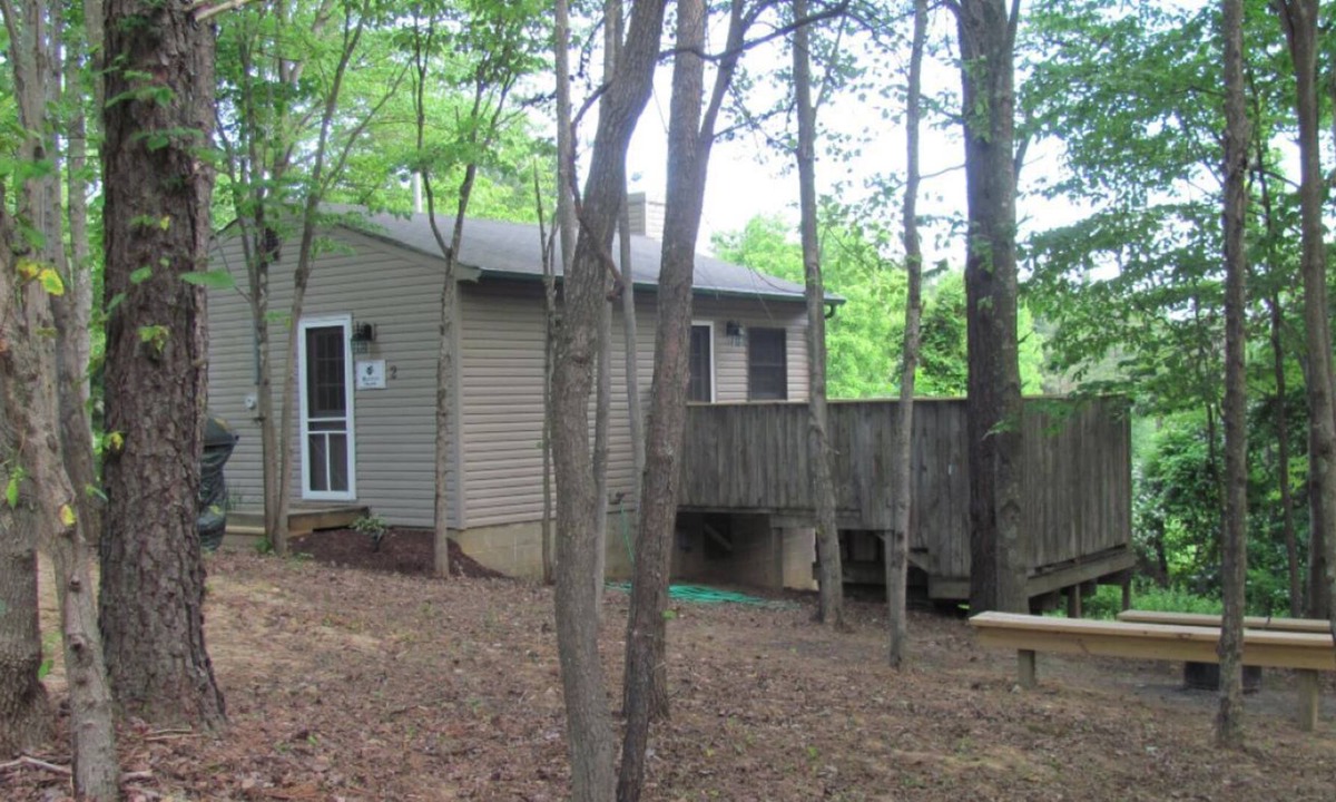 Laurelville Cottage | Button Buck--Cottage in Hocking Hills--Wood Burning Fireplace, and Pond