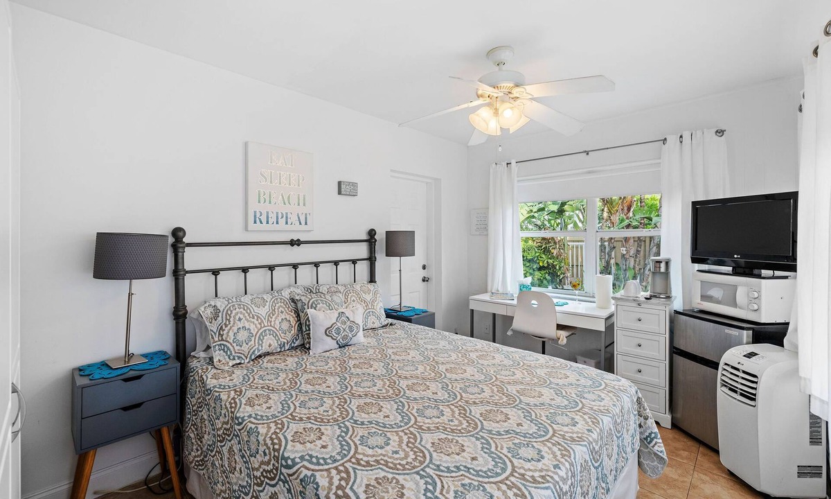 Boca Raton House | By the Beach, "The Garden Room " - Only 50 Steps to beach! Feel the breeze!