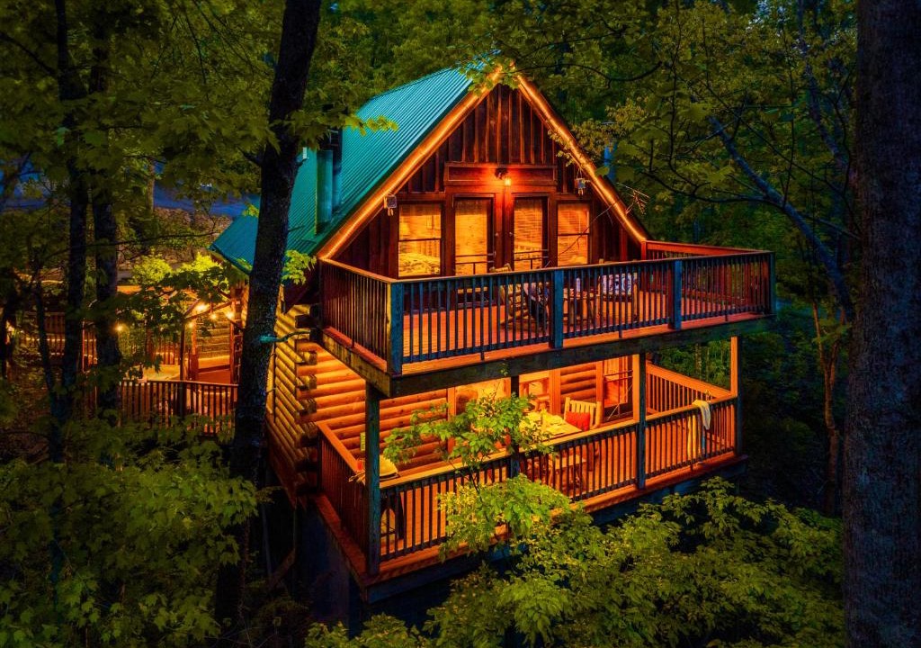Sevierville House | CABIN in a GATED RESORT with SEASONAL RESORT POOL