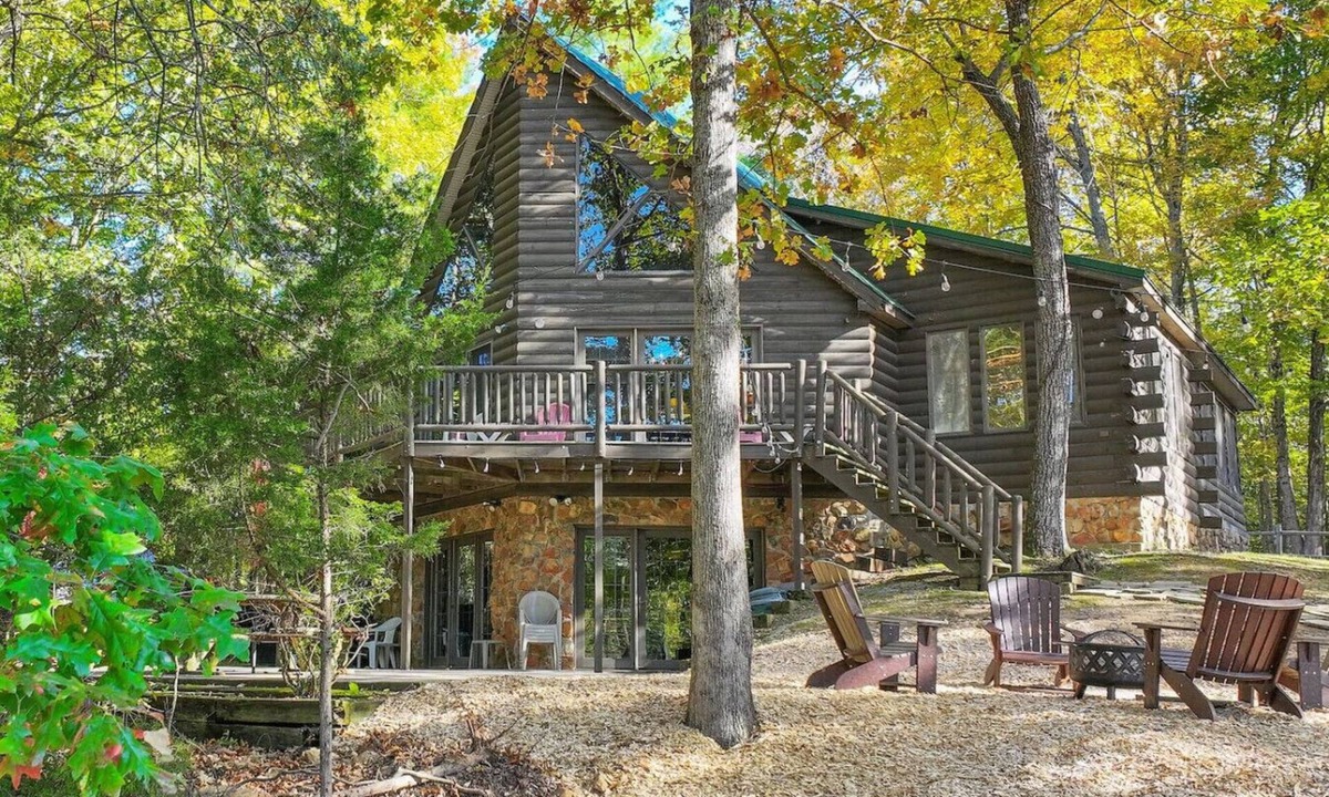 Kuttawa Cabin | Cabin Retreat with private lake and hot tub!