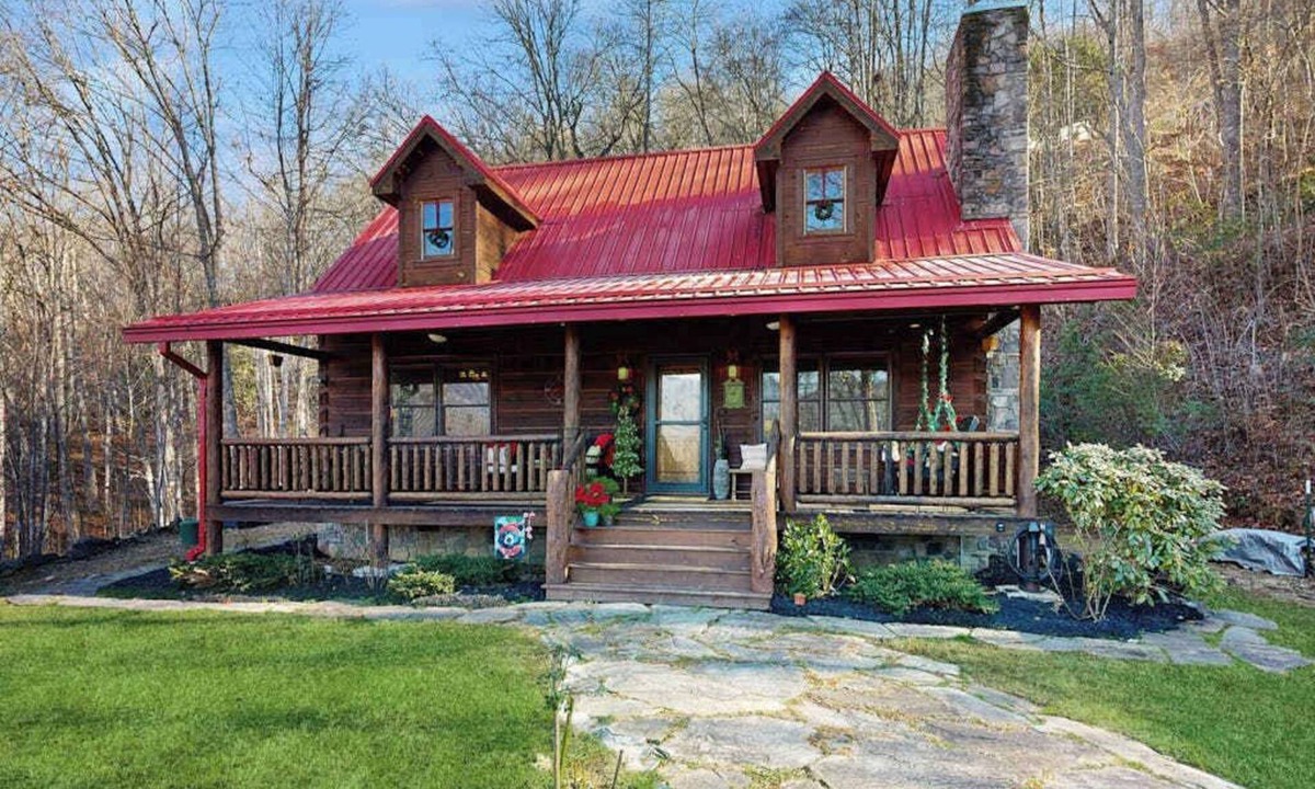 Sylva House | Cabin with stunning mountain views, porch, fire pit & dog-friendly!