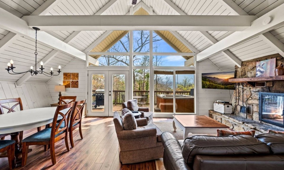 Chalet Village Cabin | Camelot: Dog-Friendly HotTub PoolTable 3 KingBds