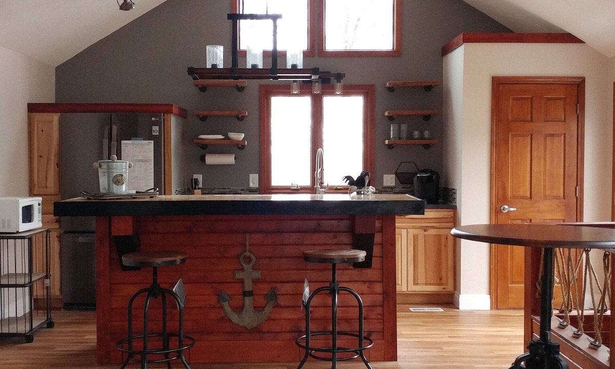 Poland House | ⚓Captain Bill's Guest House and heated pool access⚓