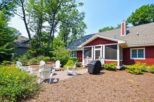 Glen Arbor House | Cardinal Corner