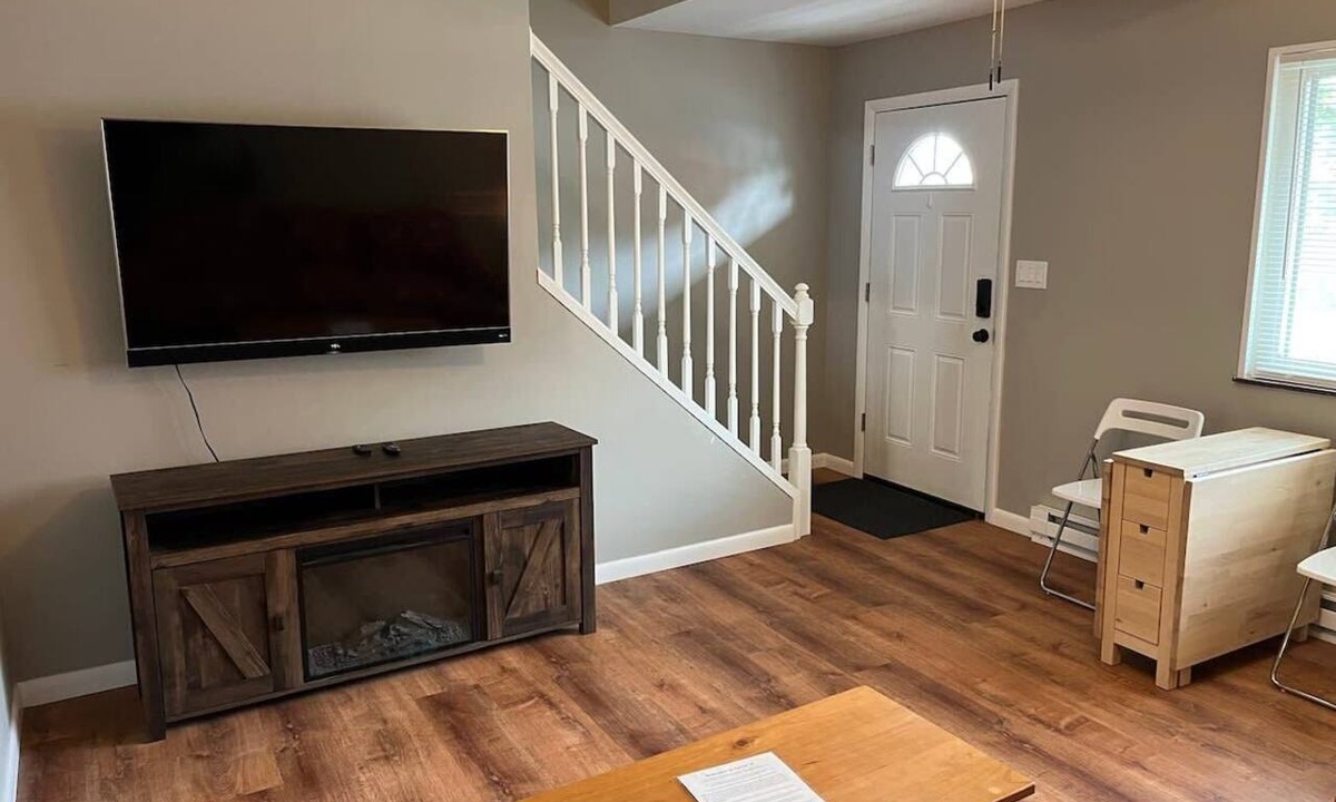 Norwood Apartment | Carter #3, Two bedroom unit near Xavier, Downtown