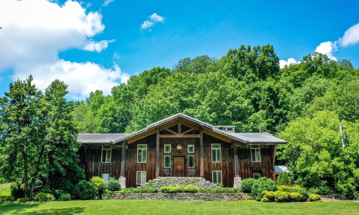 Dickel Cabin | Cascade Hollow Lodge . great for family gatherings