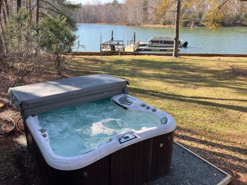 Steele Creek House | Castaway Cove 5 Bed Lake Retreat Fire Pit Hot Tub!