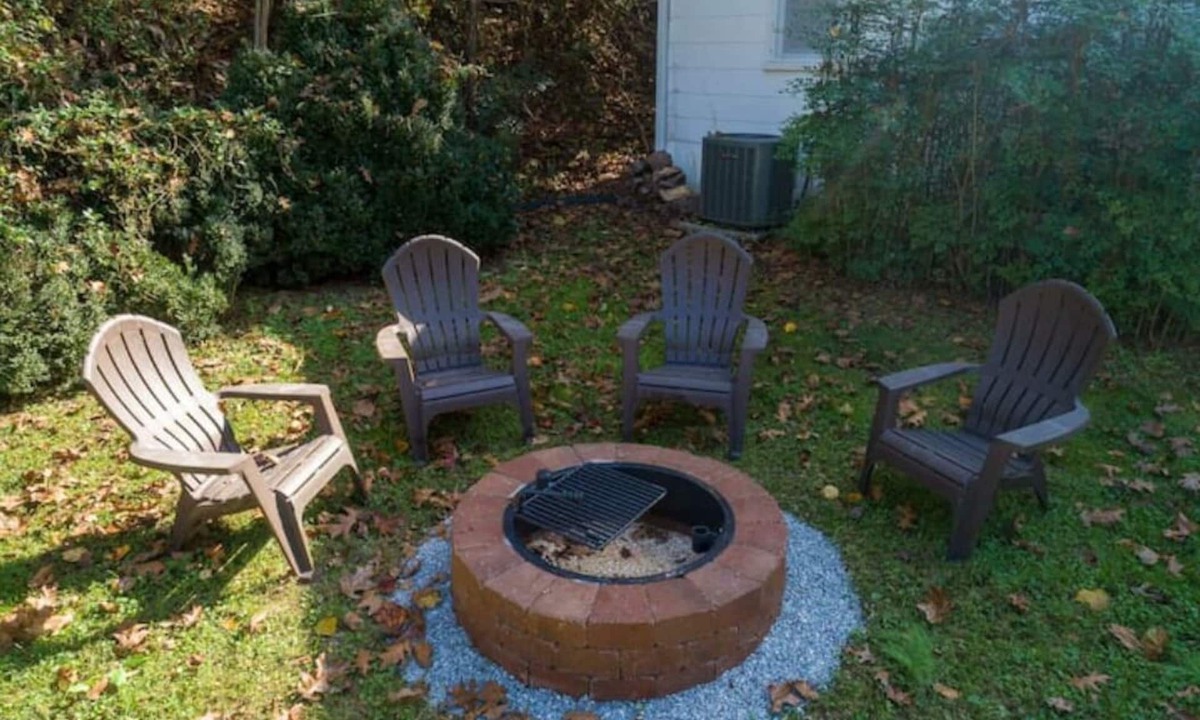 Sylva Cottage | Catch N Relax- River Access, Large Yard, Fiber Wifi, Fire Pit & Late Checkout!