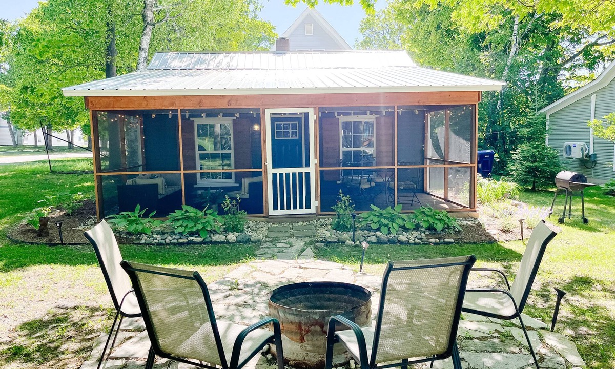 Mackinaw City Cottage | "Cedar"- Mackinaw City cottage. Walking distance to town!