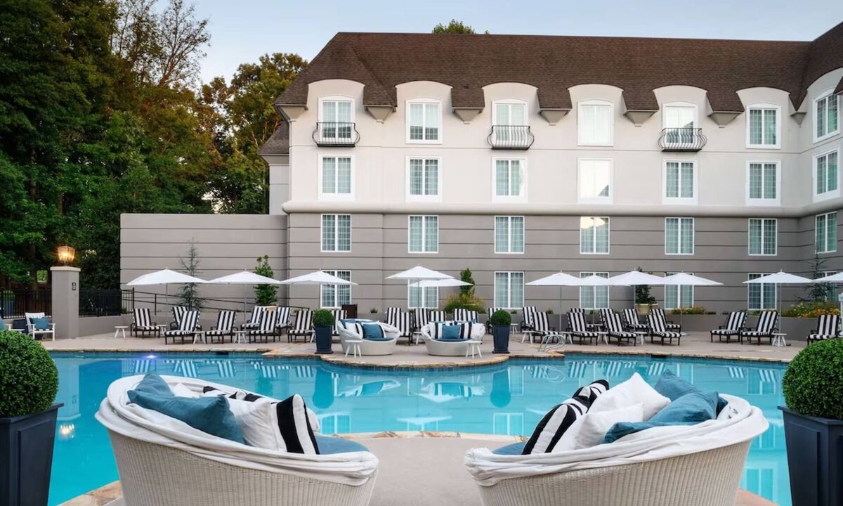Braselton Hotel | Celebrate Scenic Retreat Moments in Upscale King Accommodations Near Vinery