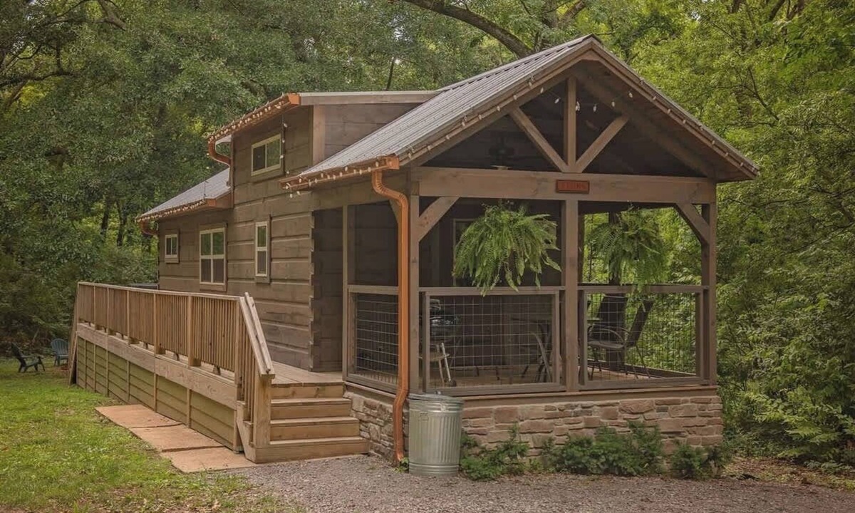Lookout Valley Neighborhood Association Cabin | Celina Cabin Private Spa, Firepit, Wooded Retreat