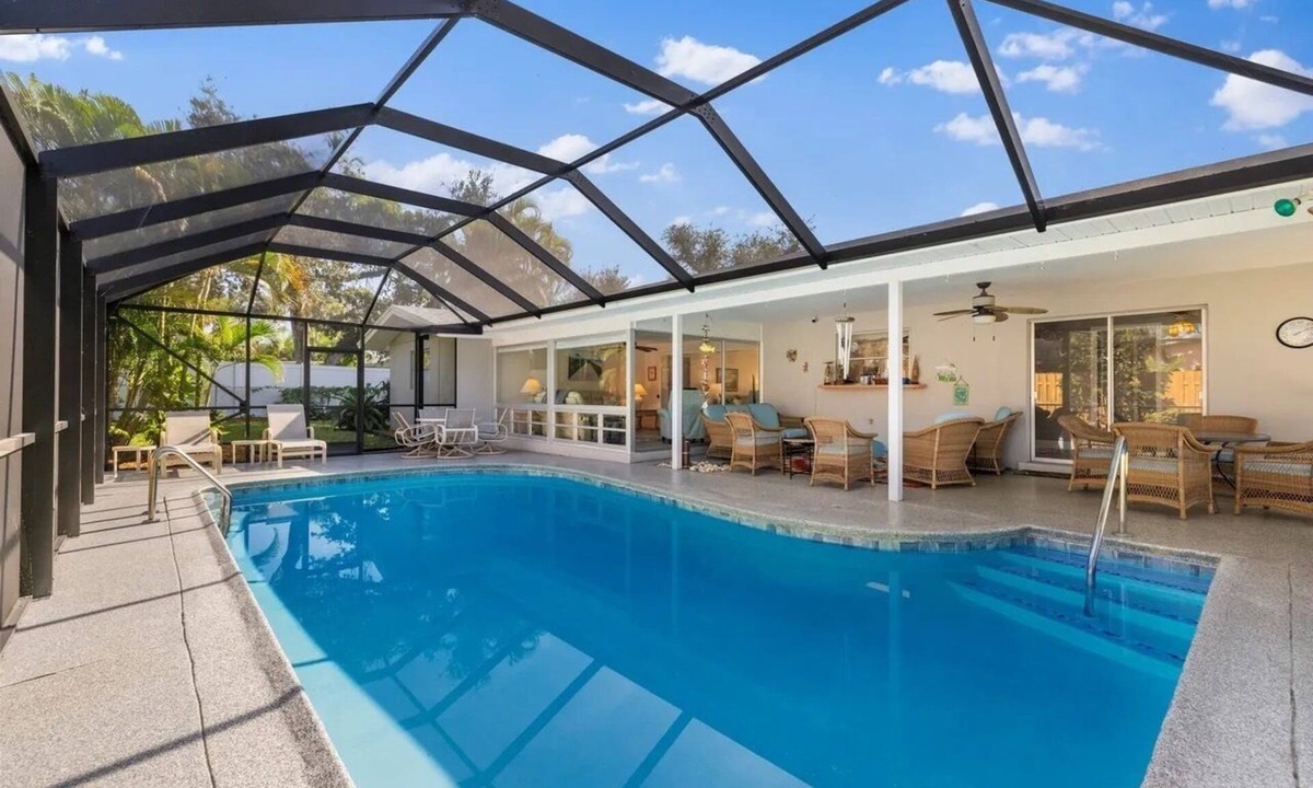 Central Beach House | Centrally located 2 Bdrm on Orchid Island, Private Pool, Walk to Beaches & Parks