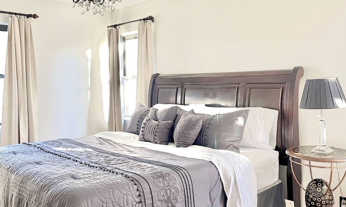 South Tulsa House | Centrally Located, La Bella , is a well appointed home in a quiet neighborhood