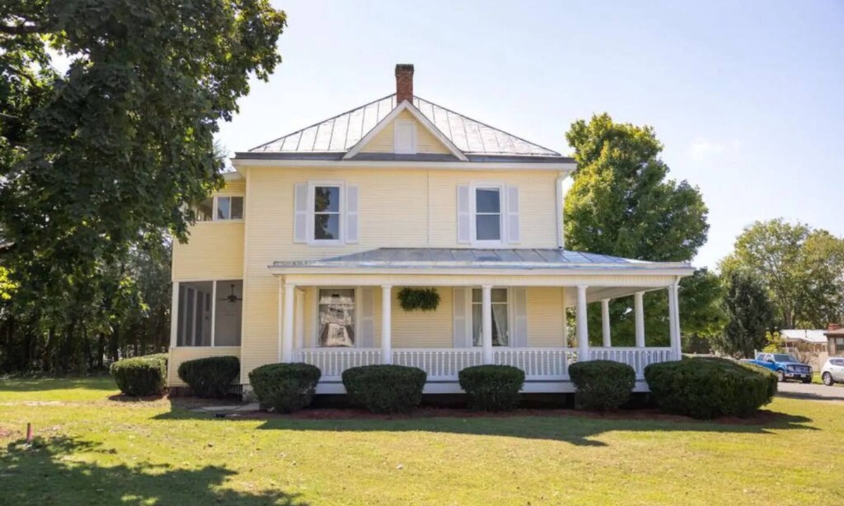 Buena Vista House | Century old 4 bedroom close to SVU, sleeps 8.
