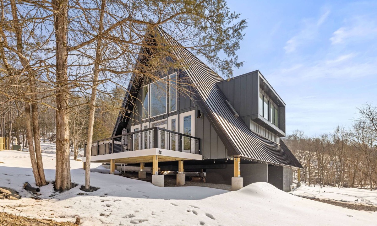 Stephens City Cabin | Chalet w/Hot Tub, Deck, Game Room & EV Charger