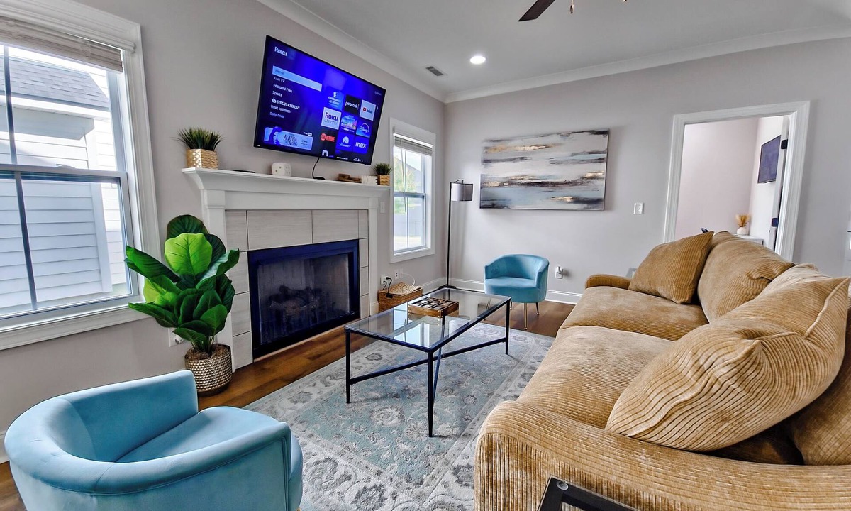 Sharonbrook House | Charlotte Oasis 4BR/2.5BA-Cozy and Charming Home Close To Uptown