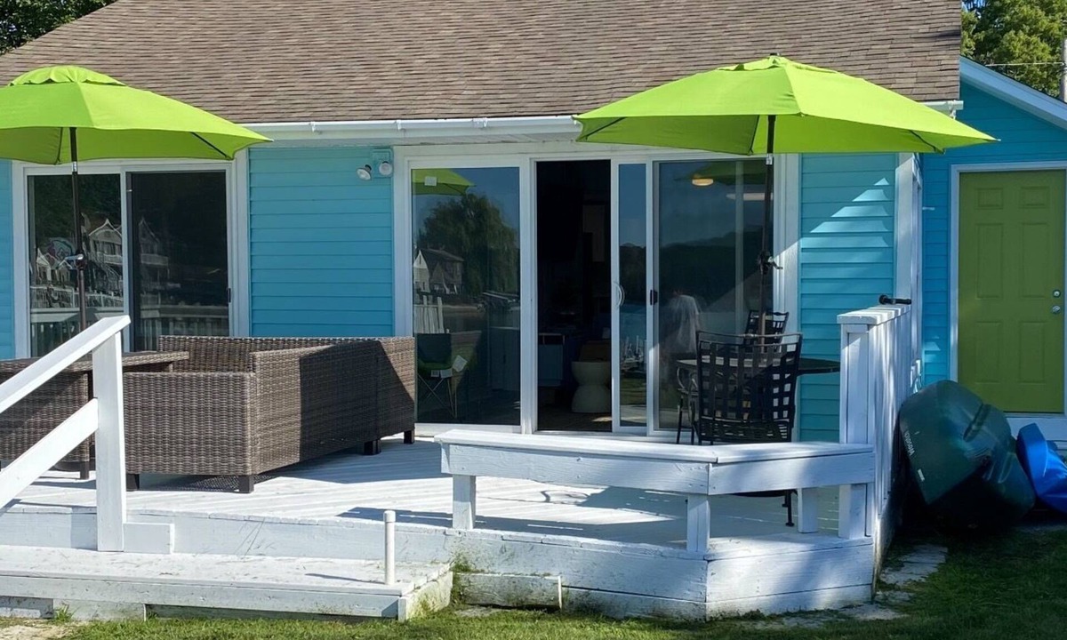 Norton Shores Cottage | Charming 2-bedroom waterfront cottage with AC & WiFi located in Norton Shores.
