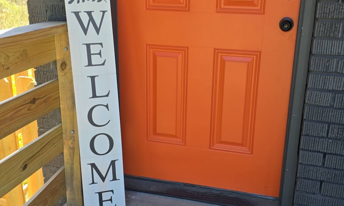 Jefferson Chalmers Apartment | Charming 2-bedroom apartment in vibrant Jefferson Chalmers neighborhood