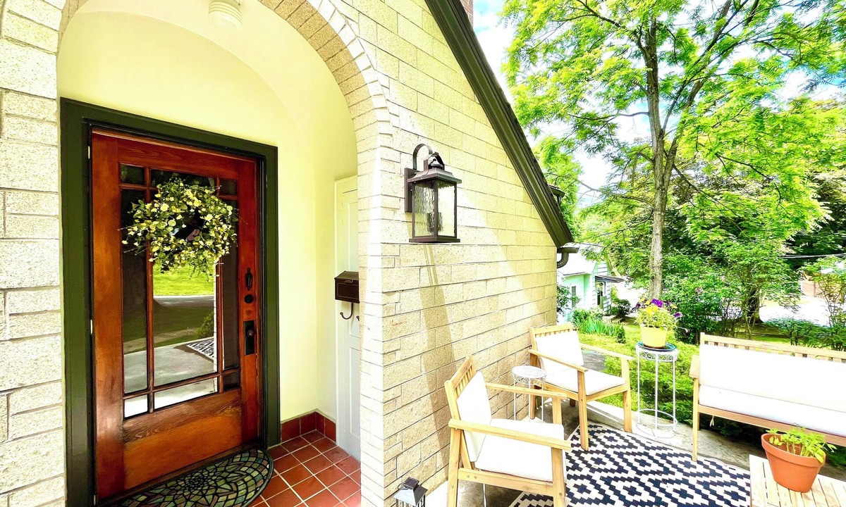 Lewisburg House | Charming 2-bedroom duplex with AC, WiFi in delightful Lewisburg. Walkable to all