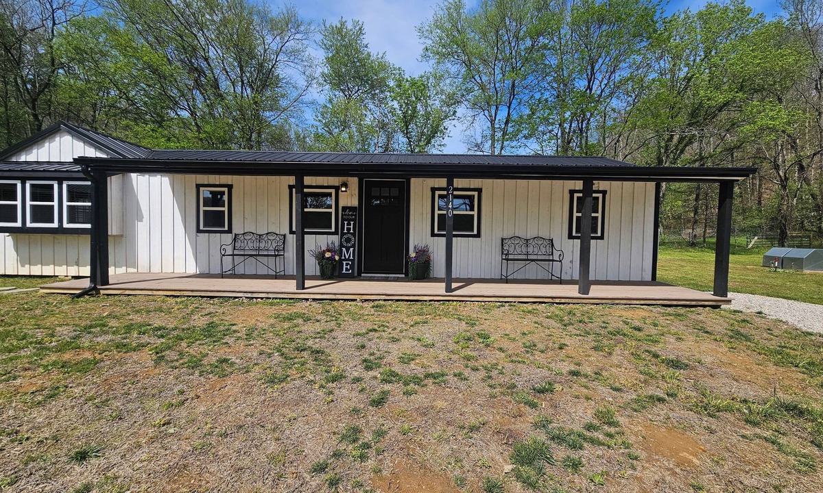 Lutts House | Charming 2-Bedroom Farmhouse with AC in Collinwood