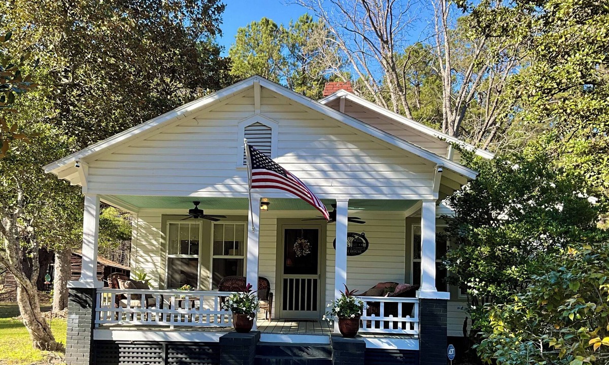 Walterboro Other | Charming 2-bedroom farmhouse in Walterboro-pet friendly, lots of outdoor space