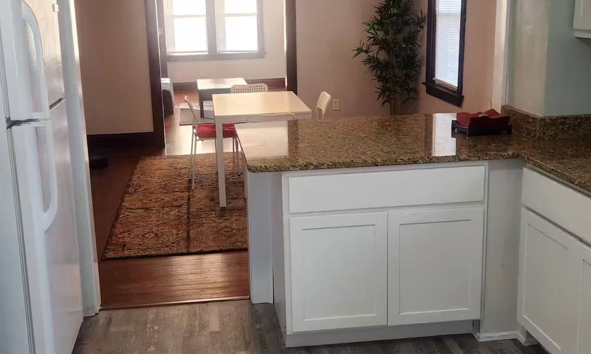 Roselawn Finance House | Charming 2-bedroom house can walk to movies or restaurants or coffeeshops