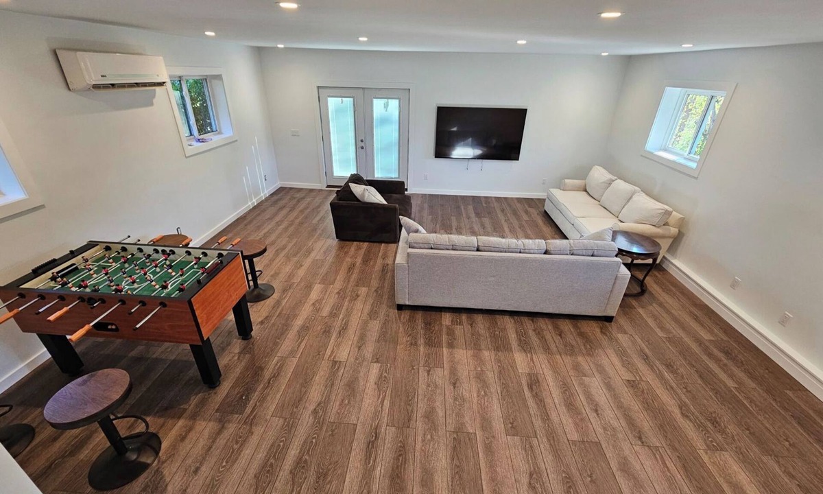 Lawton House | Charming 2-bedroom house with AC, WiFi. Perfect for UofM Gameday