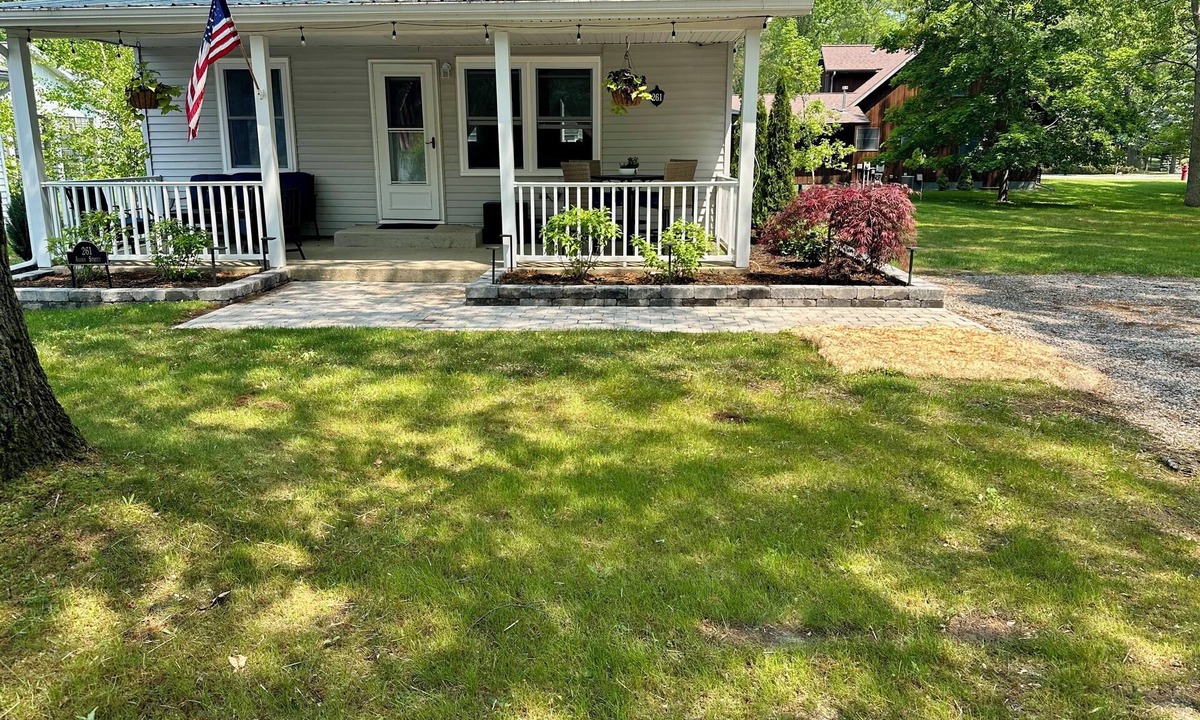 Port Austin Cottage | Charming 2-bedroom cottage steps away from the beach, restaurants, and downtown