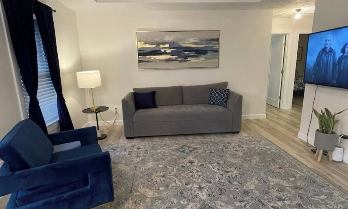 Springfield Condo | Charming 2-bedroom condo in lovely Springfield with AC