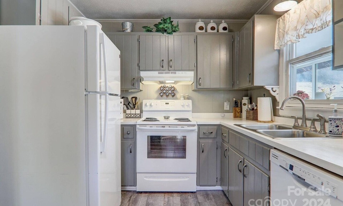 Maggie Valley Cottage | Charming 2 BR cottage, mountain view/backyard creek in beautiful Maggie Valley